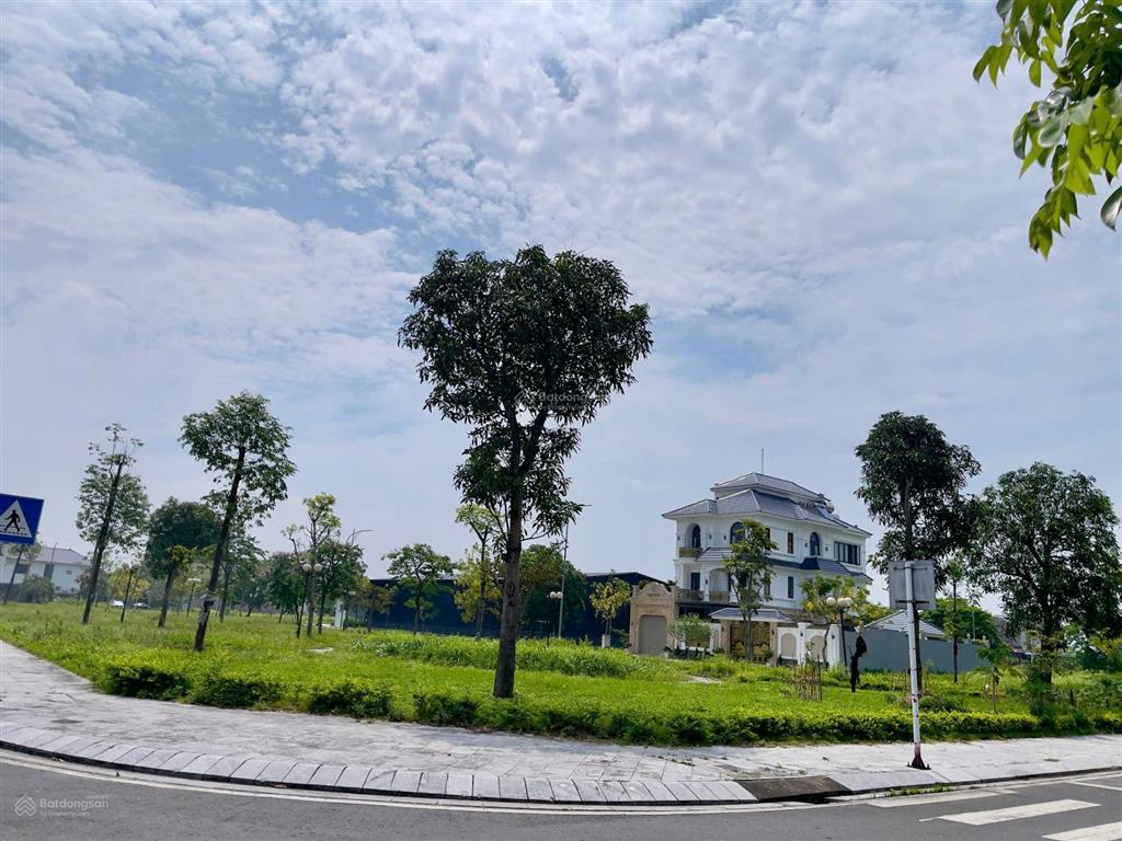Cần tiền bán gấp lô đất tại khu đo thị vinaconex , gần nhà hàng kiến ngay đường quốc lộ 3 phổ yên