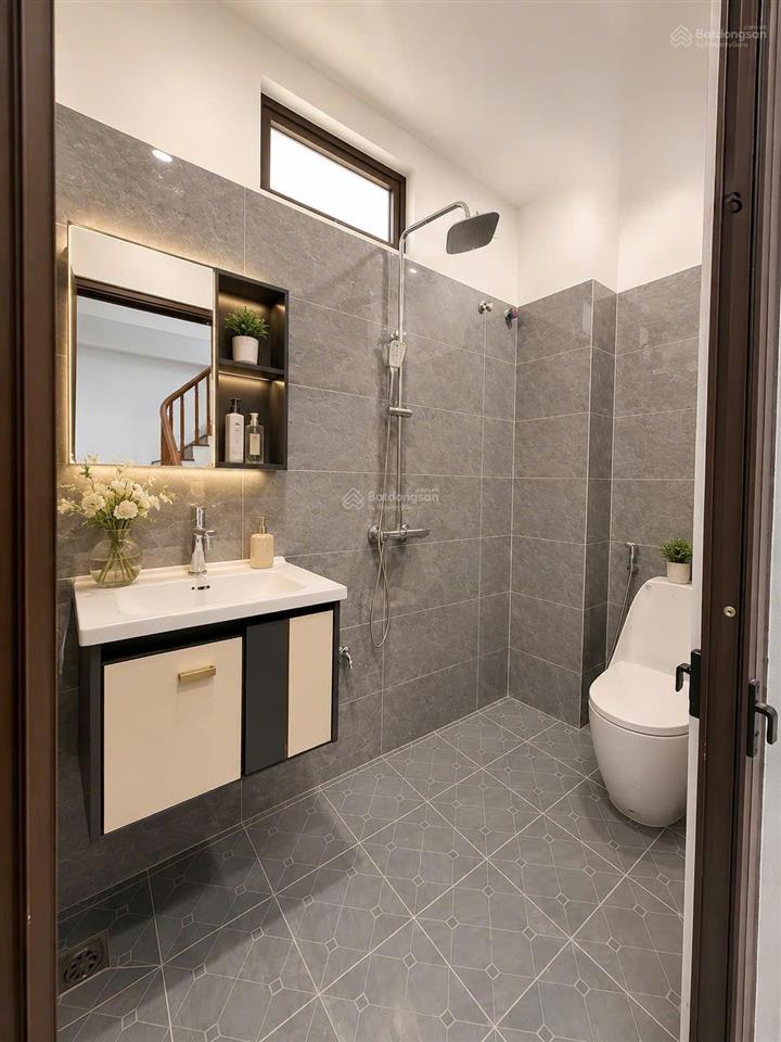 Bán gấp  căn nhà đẹp độc lập 100m²  sân cổng để ô tô  giá chỉ 6,45 tỷ gần kđt đô nghĩa