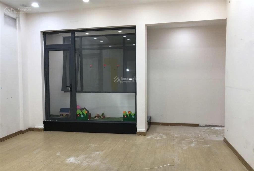 Cho thuê nhà  ngang 15m  mặt tiền quận 3 (có sân, kd tự do)