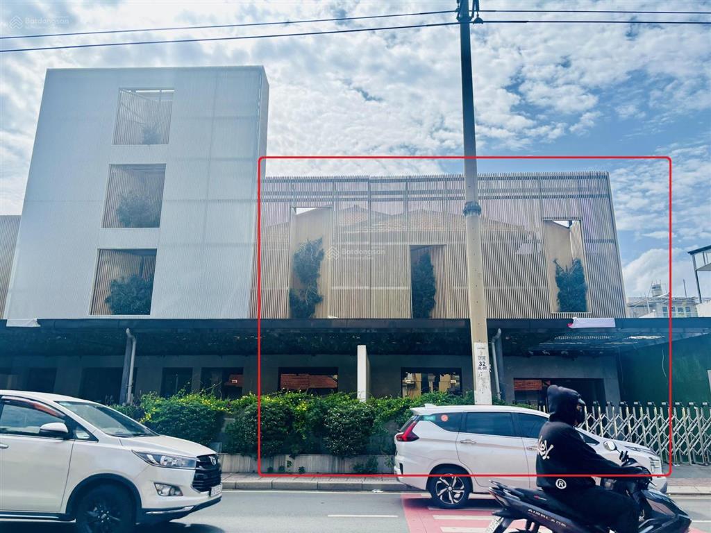 Cho thuê nhà  ngang 15m  mặt tiền quận 3 (có sân, kd tự do)