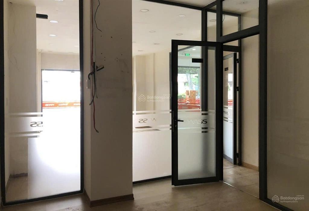 Cho thuê nhà  ngang 15m  mặt tiền quận 3 (có sân, kd tự do)