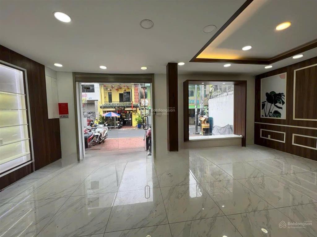 Cho thuê nhà  bến thành, quận 1  9x18m (3 tầng)