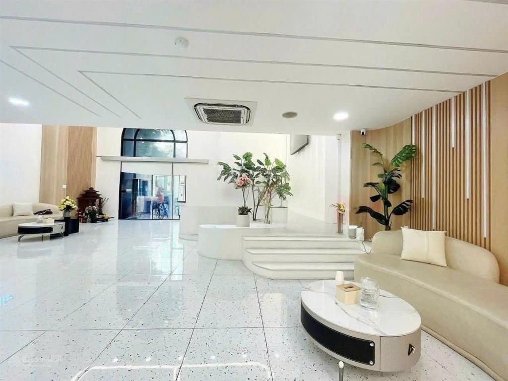 Cho thuê nhà  bến thành, quận 1  9x18m (3 tầng)