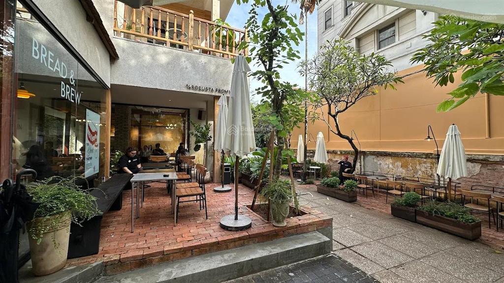 Cho thuê biệt thự lớn  quận 3 (935m2 đất) không gian chill sân vườn