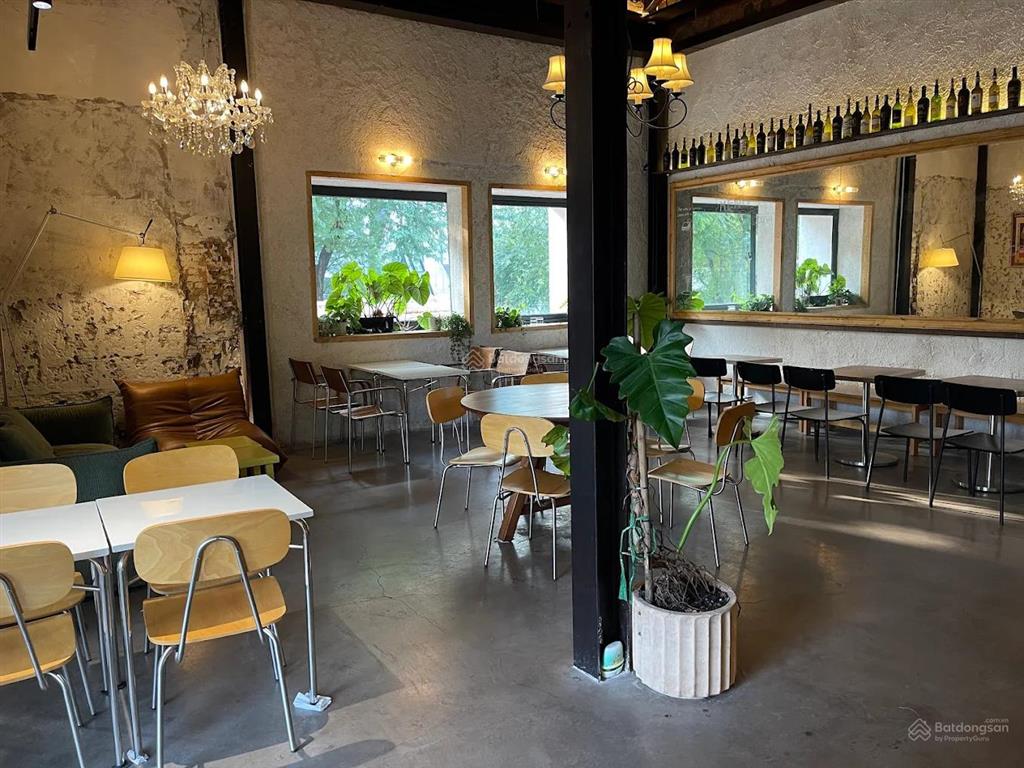 Cho thuê biệt thự lớn  quận 3 (935m2 đất) không gian chill sân vườn