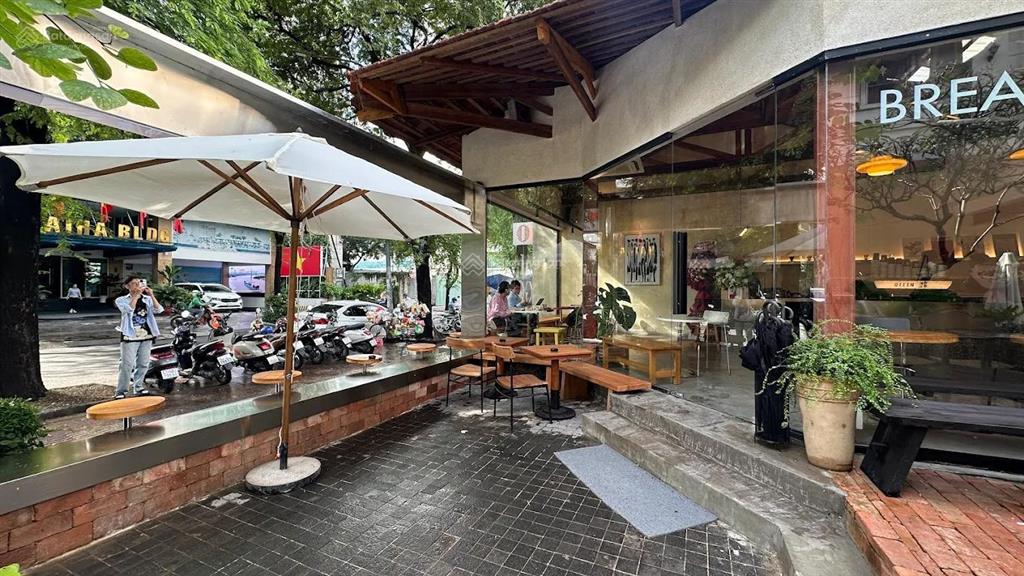 Cho thuê biệt thự lớn  quận 3 (935m2 đất) không gian chill sân vườn