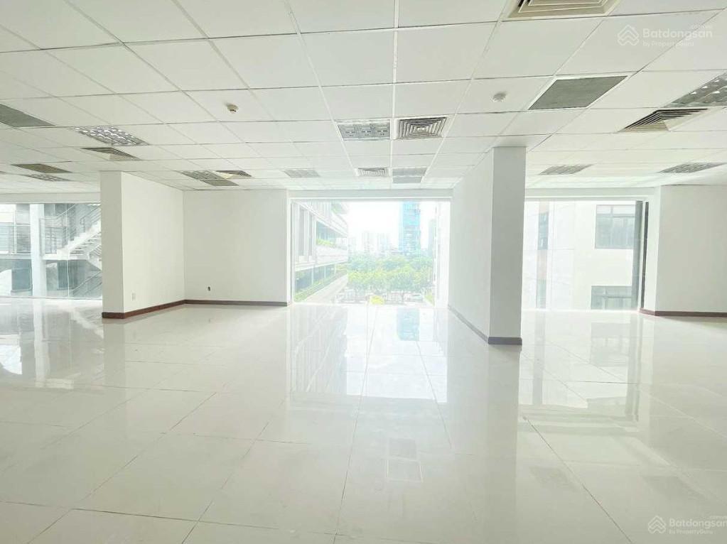 Cho thuê nhà lê thị riêng quận 1 ngay vòng xoay phù đổng. dt 5 x 18m