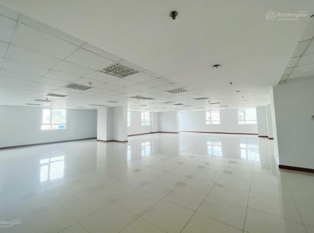Cho thuê nhà lê thị riêng quận 1 ngay vòng xoay phù đổng. dt 5 x 18m