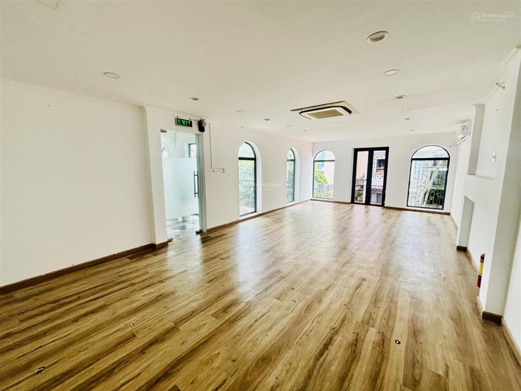 Cho thuê biệt thự  64 hồ biểu chánh, phú nhuận  25x15m (trệt 3l  sân rộng)
