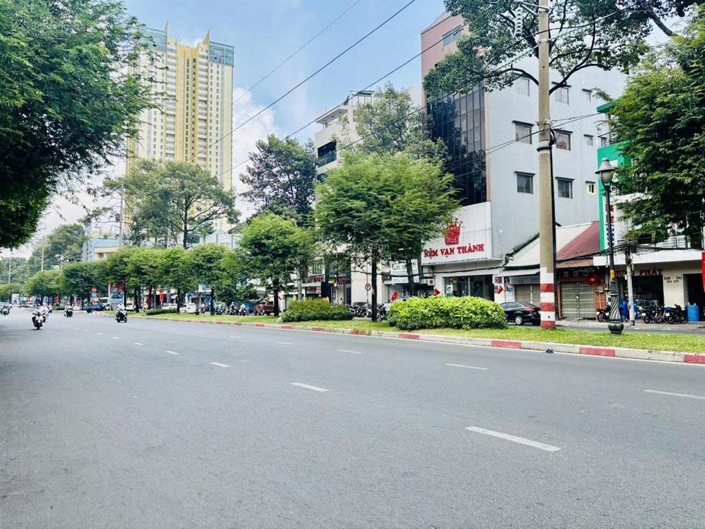 Cho thuê mt hồng bàng, q5  15x20m (phù hợp showroom)
