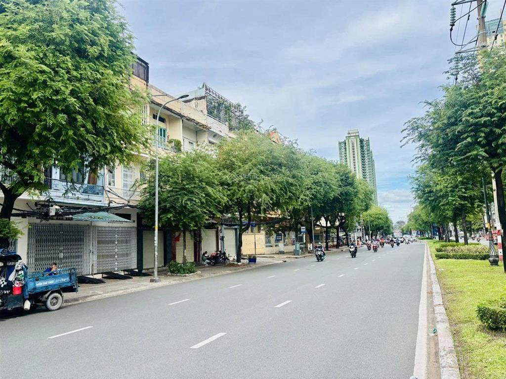 Cho thuê mt hồng bàng, q5  15x20m (phù hợp showroom)