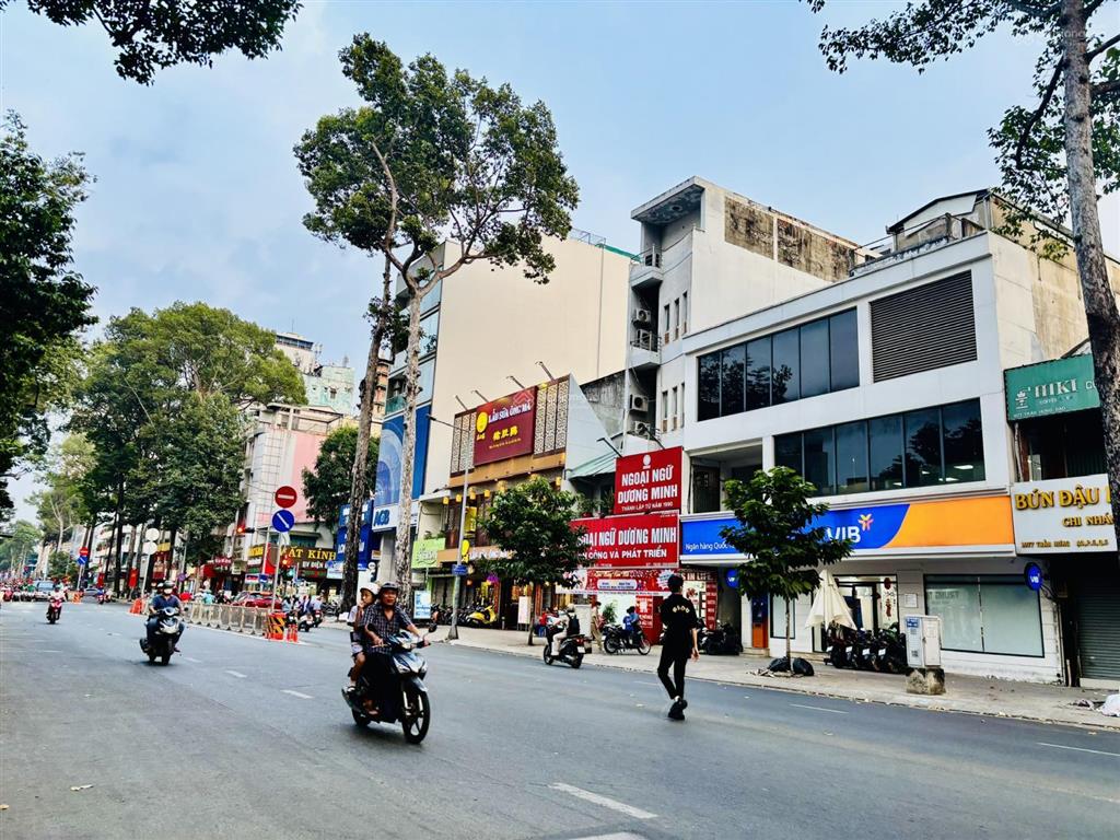 Cho thuê  mt trần hưng đạo, quận 5 (600 m² sàn) chỉ 80 triệu/tháng