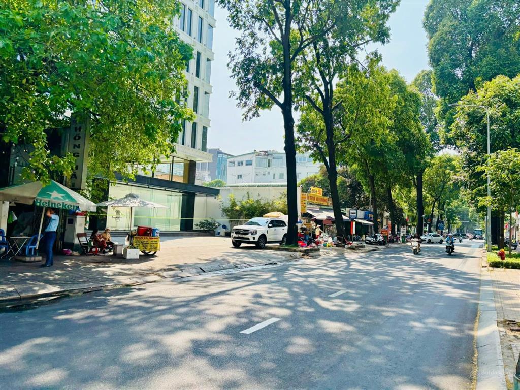 Nhà hàng sân vườn (cho thuê) quận 3  23x27m (hầm, 2 tầng, st)