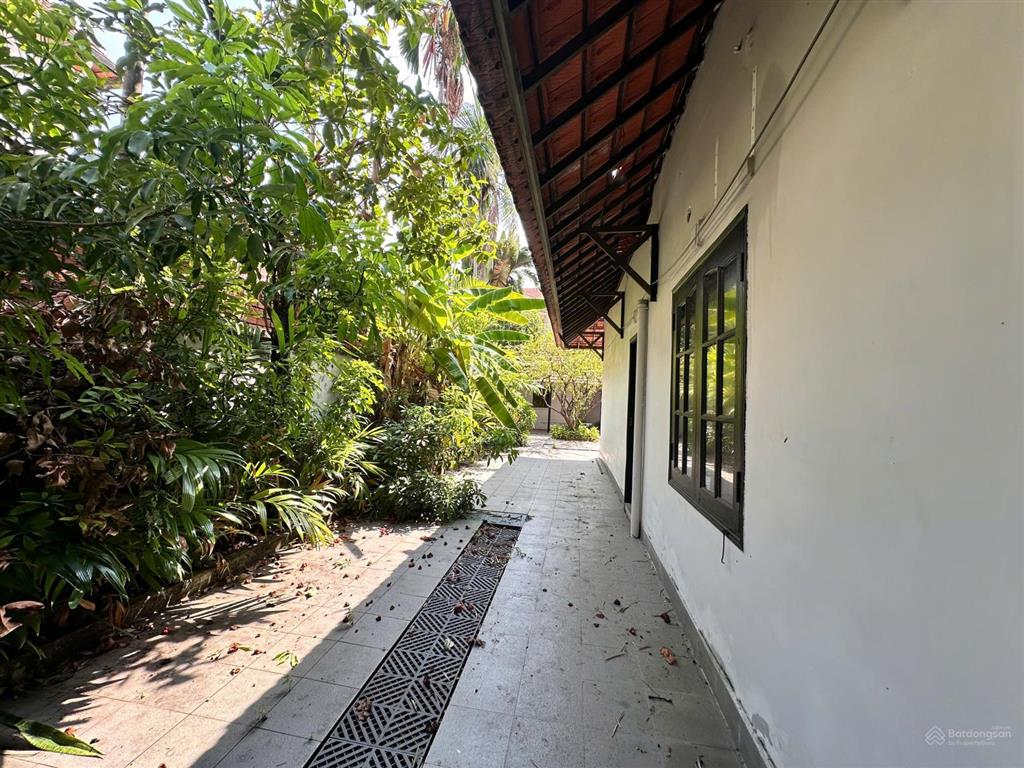 Cho thuê nhà sân vườn khu thảo điền, quận 2 (30x32m  hơn 1000m2 sử dụng)