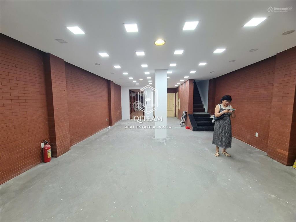 Tòa nhà nguyễn trãi (đoạn đẹp) 7 tầng trống suốt có thang máy