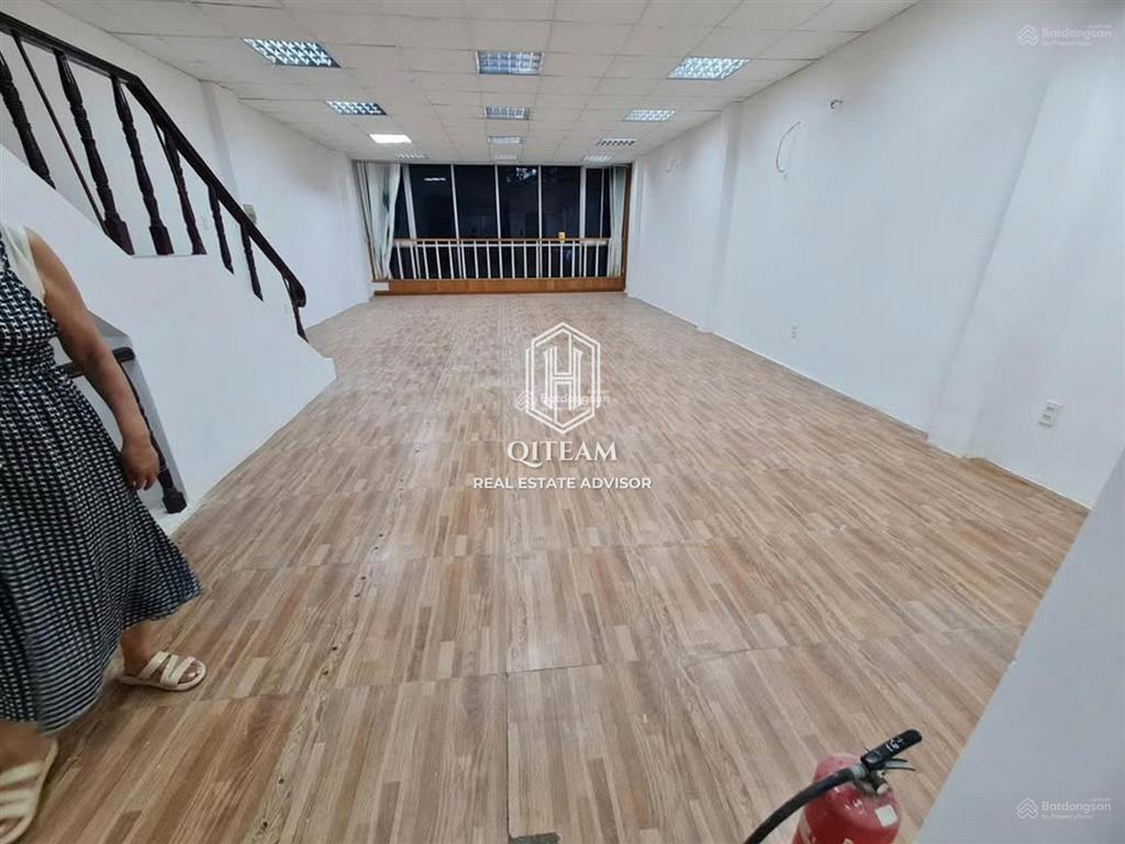 Tòa nhà nguyễn trãi (đoạn đẹp) 7 tầng trống suốt có thang máy