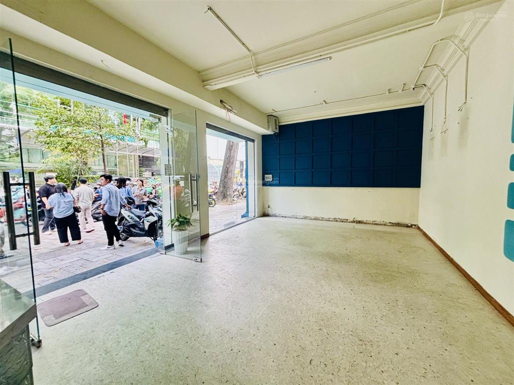 Cho thuê nhà  28ter mạc đỉnh chi, đa kao, quận 1  ngang 12m (180m2 sử dụng)
