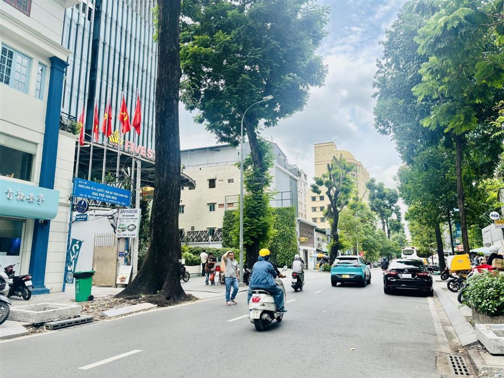 Cho thuê nhà  28ter mạc đỉnh chi, đa kao, quận 1  ngang 12m (180m2 sử dụng)