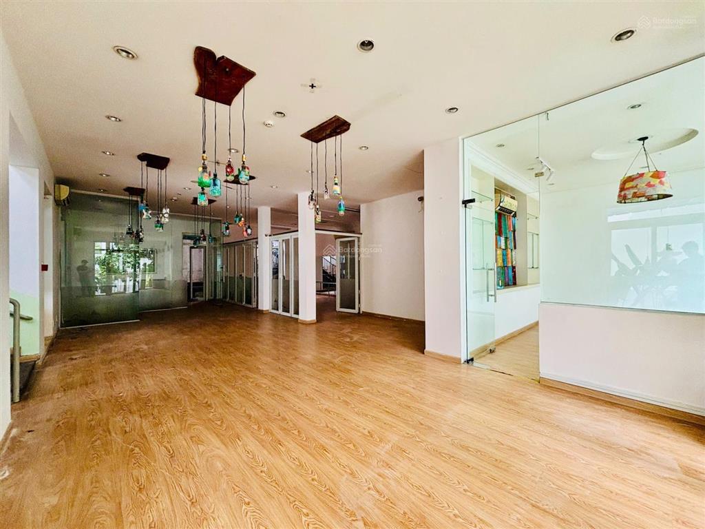 Biệt thự  800m2 sử dụng  quận 3  trệt 2 lầu (sân rộng) nhà mới