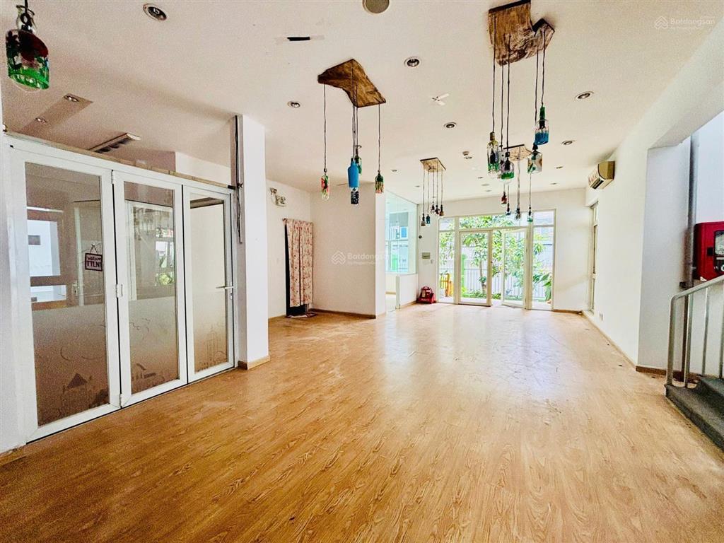 Biệt thự  800m2 sử dụng  quận 3  trệt 2 lầu (sân rộng) nhà mới