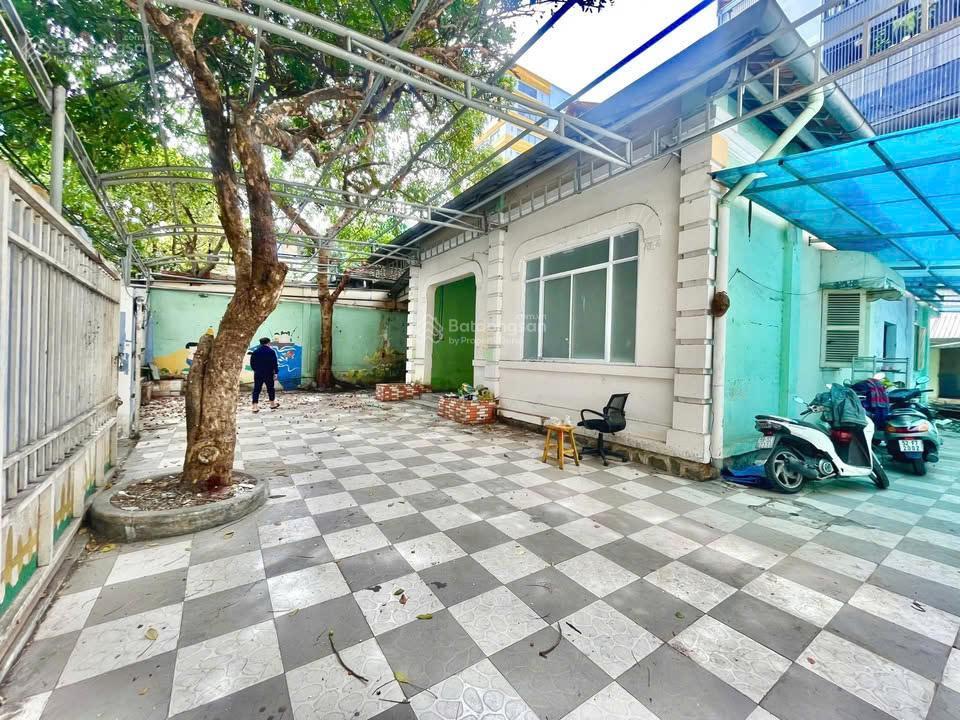 Cho thuê biệt thự sân vườn  ngay phạm ngọc thạch, quận 3 (450m2 sử dụng)