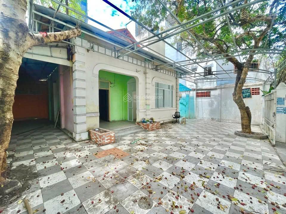 Cho thuê biệt thự sân vườn  ngay phạm ngọc thạch, quận 3 (450m2 sử dụng)