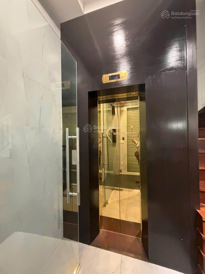 Ngang 9m  mt 211 nguyễn văn thủ, quận 1  (4 tầng có thang máy)