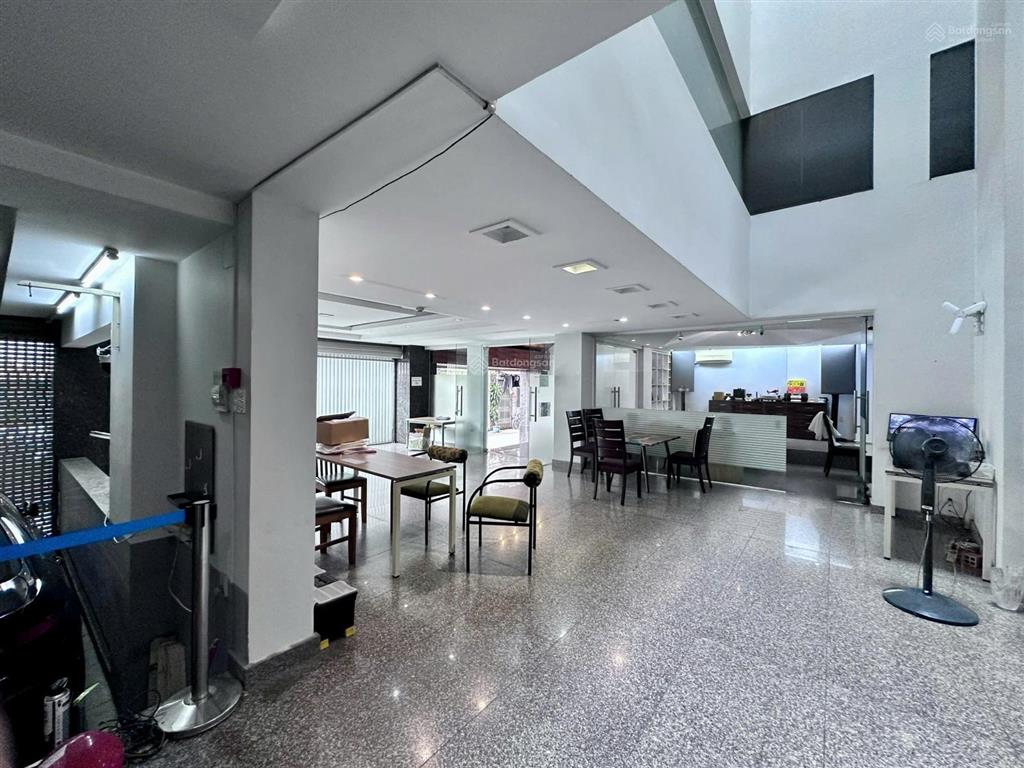Cho thuê tòa nhà vp (1550m2 sử dụng)  cách mạng tháng 8, q3  h7t (thang máy)