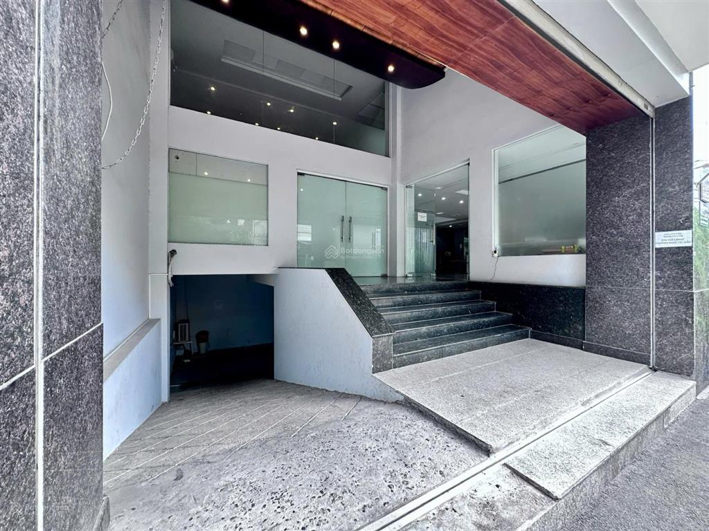 Cho thuê tòa nhà vp (1550m2 sử dụng)  cách mạng tháng 8, q3  h7t (thang máy)