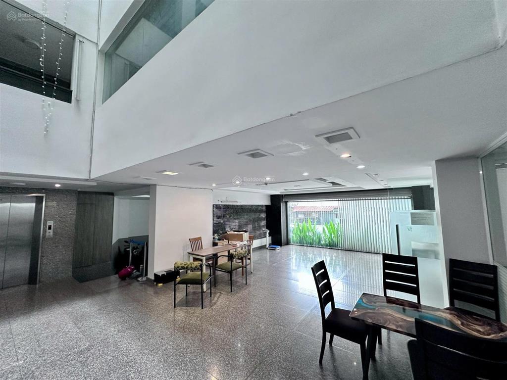 Cho thuê tòa nhà vp (1550m2 sử dụng)  cách mạng tháng 8, q3  h7t (thang máy)