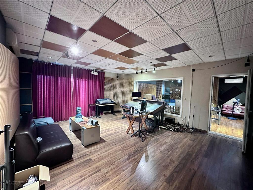 Cho thuê tòa nhà vp (1550m2 sử dụng)  cách mạng tháng 8, q3  h7t (thang máy)
