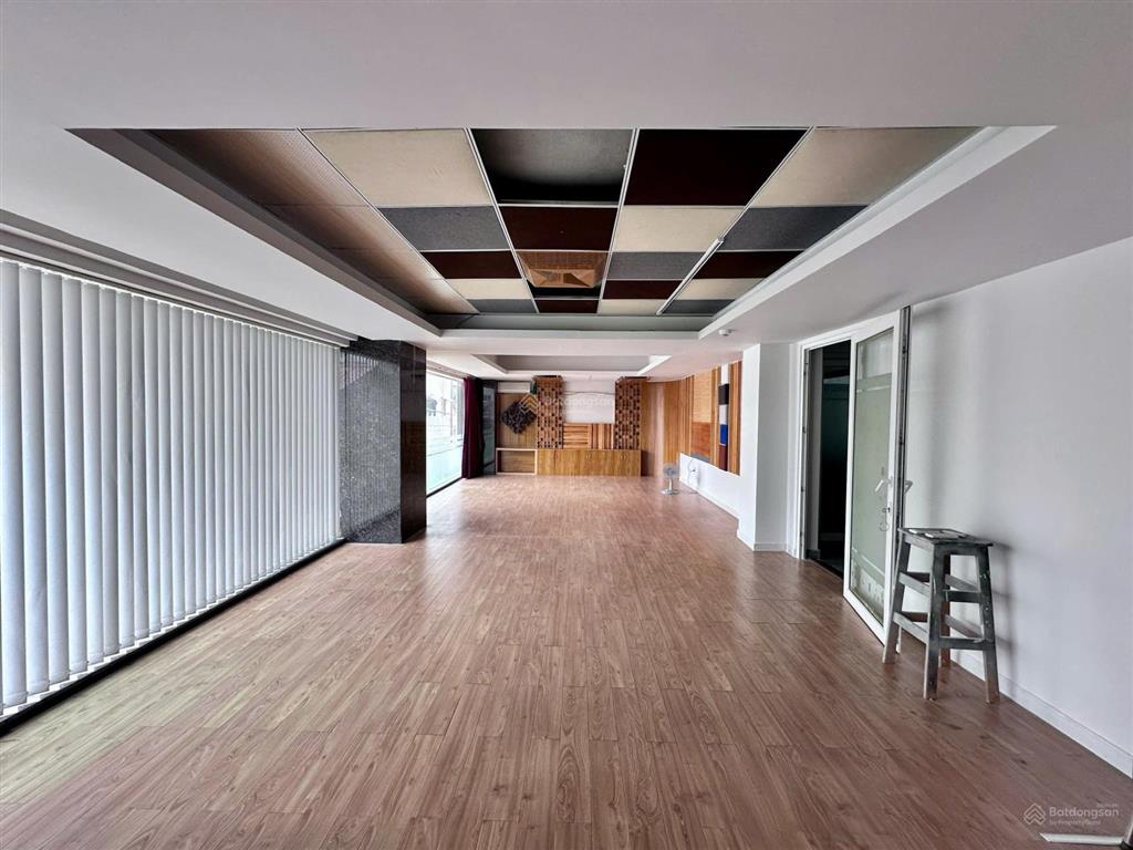 Cho thuê tòa nhà vp (1550m2 sử dụng)  cách mạng tháng 8, q3  h7t (thang máy)