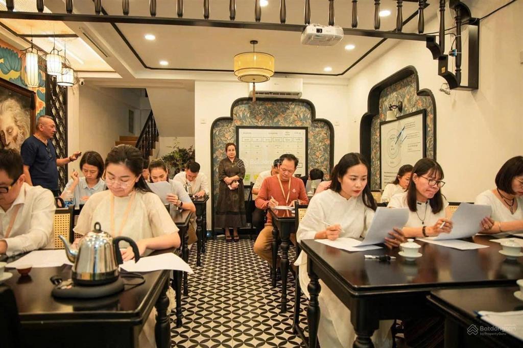 Cho thuê nhà  ngay trần hưng đạo, quận 1  8x12m (trệt 3 lầu)