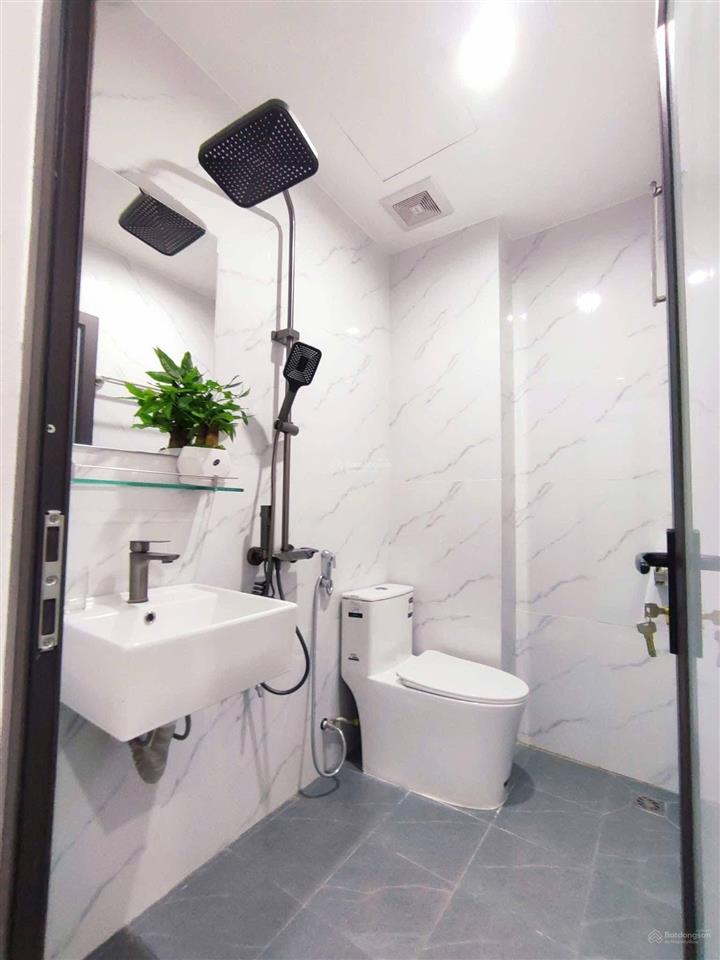 Tòa chdv trần khát chân, 6t thang máy, 10 pkk full nội thất, ngõ thông gần phố, 550tr/năm