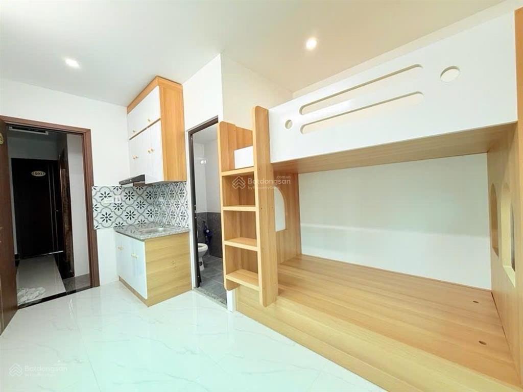 Tòa chdv lê thanh nghị, 6t thang máy 2 thoáng, 15m ra ô tô, 12pkk full nội thất, 700tr/th pccc đủ