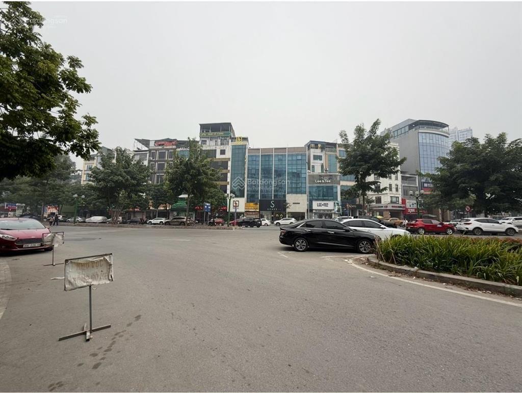 Mảnh đất vàng giá đầu tư 300m2 một mặt phố và 1 mặt ngõ, mặt tiền 13m phố nguyễn văn huyên,cầu giấy