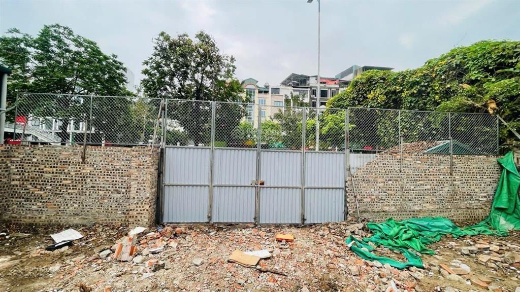 Mảnh đất vàng giá đầu tư 300m2 một mặt phố và 1 mặt ngõ, mặt tiền 13m phố nguyễn văn huyên,cầu giấy