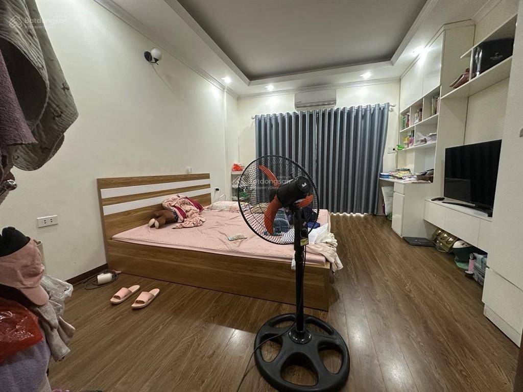 Hoàng quốc việt 35m2 6 tầng thang máy gần ô tô