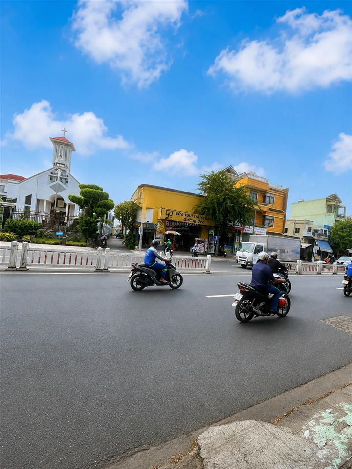 Cho thuê nhà đẹp 3 tầng mt đường 30/4  p. rạch dừa, dt (7,2mx30m)  giá thuê 30tr/tháng(tl)