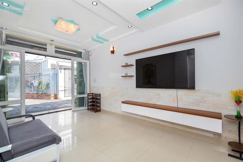 Cho thuê nhà đẹp, 3 tầng, 4 phòng ngủ, đường nguyễn trường tộ, cách biển 500m giá 15tr/tháng