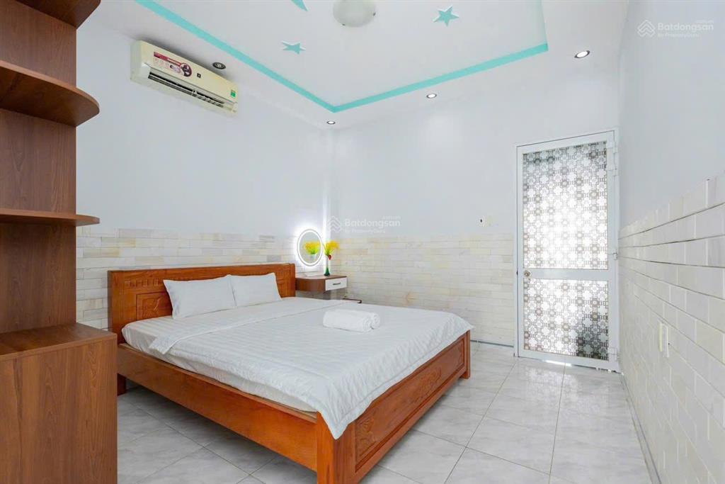 Cho thuê nhà đẹp, 3 tầng, 4 phòng ngủ, đường nguyễn trường tộ, cách biển 500m giá 15tr/tháng