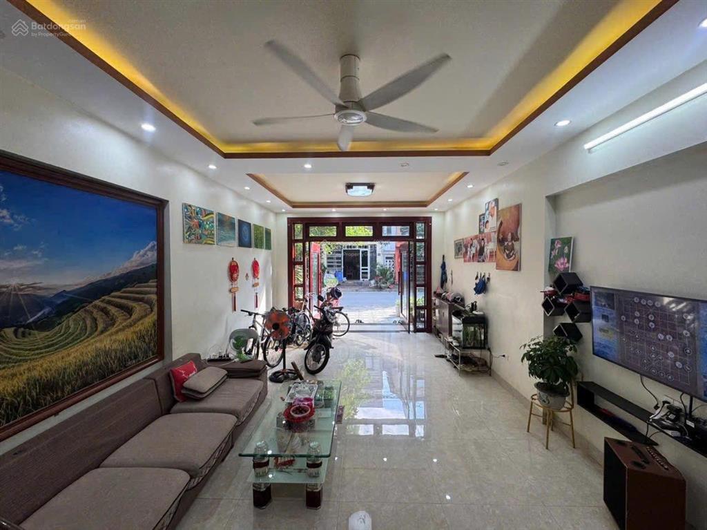 Chủ theo world cup ra gấp căn nhà bình chánh, giá 1tỉ2, dt 5x17, có shr