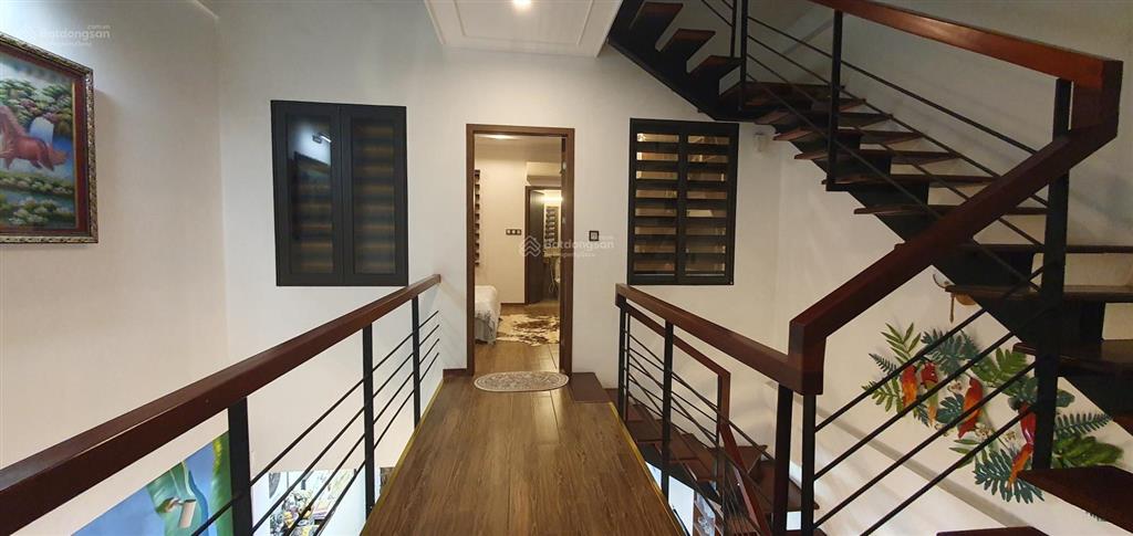 Bán nhà riêng tại hồng tiến, long biên 100m full nội thất gara ô chờ thang máy gần bv tâm anh.