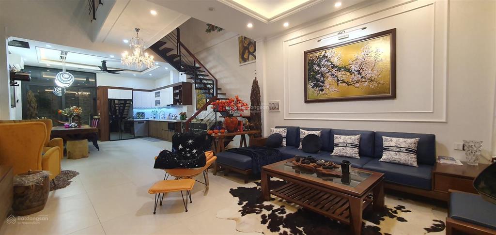 Bán nhà riêng tại hồng tiến, long biên 100m full nội thất gara ô chờ thang máy gần bv tâm anh.