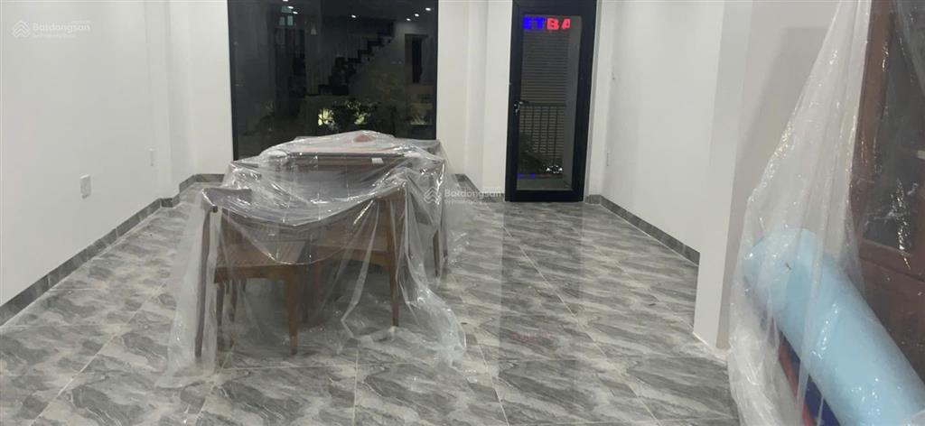 Cho thuê nhà 2 tầng mt đường lê duẩn (vị trí kinh doanh) trống suốt 2 tầng giá 20tr/tháng