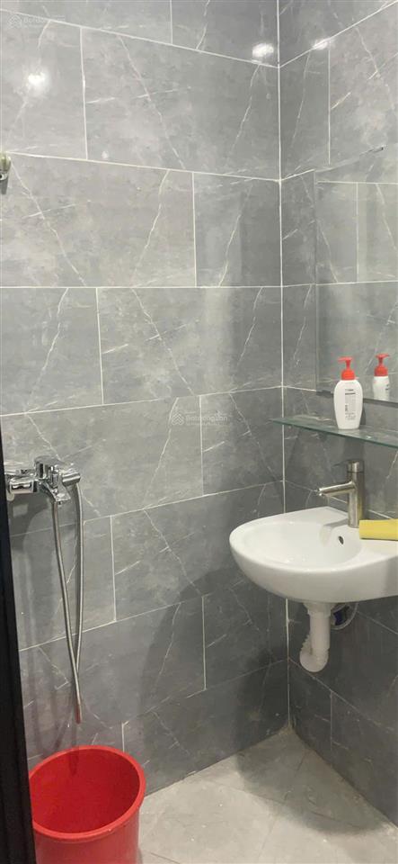 Cho thuê nhà 2 tầng mt đường lê duẩn (vị trí kinh doanh) trống suốt 2 tầng giá 20tr/tháng
