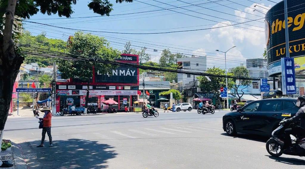 Bán nhà 2 tầng mặt tiền đường hòn chồng cách biển hòn chồng nha trang 400m. đang cho thuê ổn định