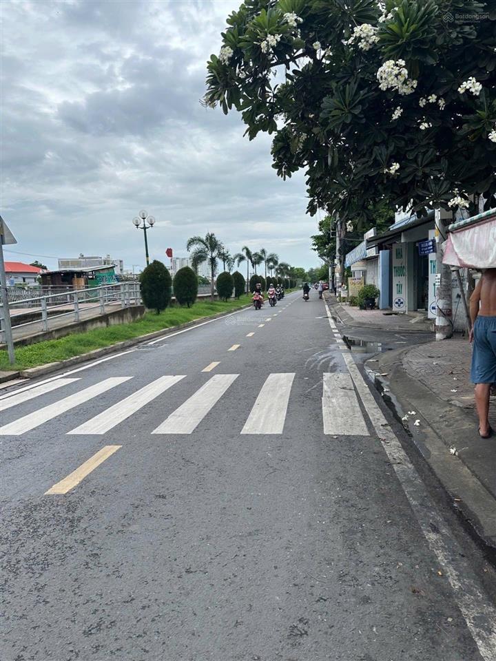 Nhà mặt tiền phú định, ngang 6,8m, chia 2 căn, đường 10m, dòng tiền 11tr/tháng.