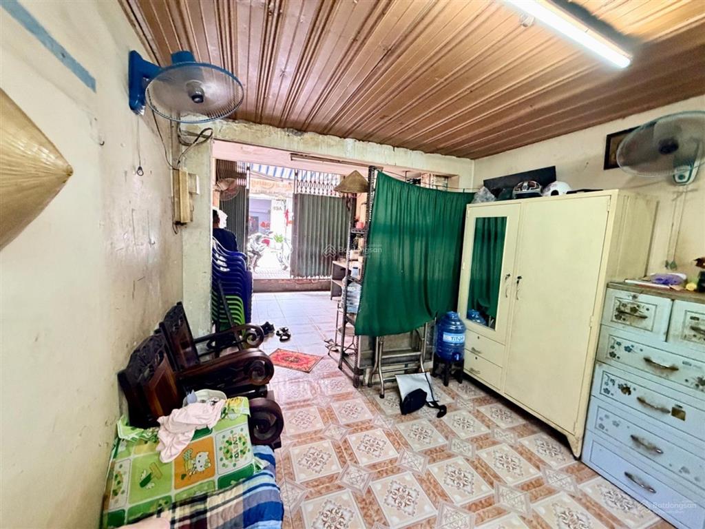 Nhà mặt tiền phú định, ngang 6,8m, chia 2 căn, đường 10m, dòng tiền 11tr/tháng.