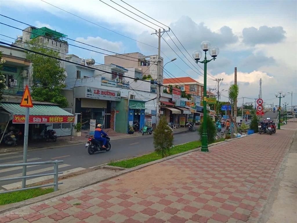 Nhà mặt tiền phú định, ngang 6,8m, chia 2 căn, đường 10m, dòng tiền 11tr/tháng.